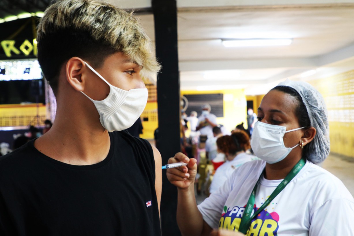 Amazonas inicia aplicação de dose de reforço contra a Covid-19 para adolescentes