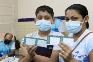 Vacina Amazonas: mãe e filho tomam 1ª e 2ª dose durante 20ª edição do mutirão