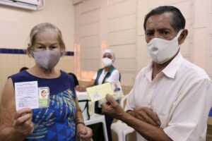 Vacina Amazonas: casal de idosos toma junto dose de reforço em Manaus