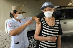 Vacina Amazonas: filha se emociona ao ver mãe tomar terceira dose da vacina contra a Covid-19