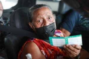 Vacina Amazonas: ‘Vacina abençoada’, afirma idosa de 77 anos imunizada com a terceira dose