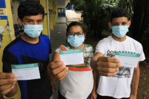 Vacina Amazonas: mãe e filhos adolescentes tomam 1ª dose contra Covid-19 durante mutirão em Manaus