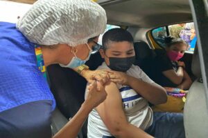 Vacina Amazonas: ‘Esperança’, diz mãe, após ter filhos gêmeos de 12 anos vacinados com primeira dose