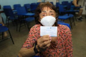 Vacina Amazonas: de passagem por Manaus, idosa aproveita mutirão para tomar dose de reforço contra Covid-19