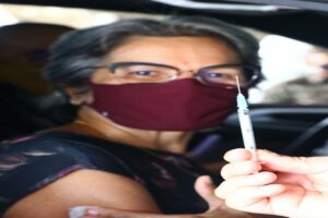 Vacina Amazonas: no Outubro Rosa, imunossuprimida em tratamento de câncer de mama toma dose de reforço