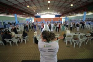Profissionais de saúde participam de sessão de ginástica laboral durante mutirão Vacina Amazonas