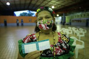 Vacina Amazonas: idosas se apresentam com carimbó para equipes de saúde no Centro de Convivência Magdalena Arc