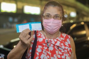 “Um sentimento de liberdade”, comemora médica ao receber dose de reforço em ação do Governo do Amazonas