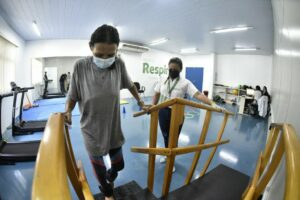 Atendida pelo projeto RespirAR, paciente recupera mobilidade perdida após Covid-19