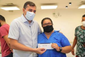 Wilson Lima dá início à entrega dos ingressos da campanha Vacina Premiada