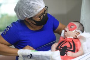 Novembro Roxo: bebês são caracterizados como super-heróis em alusão à campanha nacional sobre prematuridade