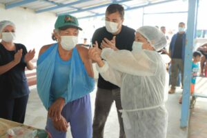 Wilson Lima participa de ação de busca ativa de pessoas que estão com vacina contra a Covid-19 atrasada