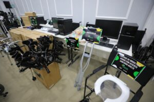 Governo do Amazonas realiza entrega de mais de 700 equipamentos para pacientes da Policlínica Codajás