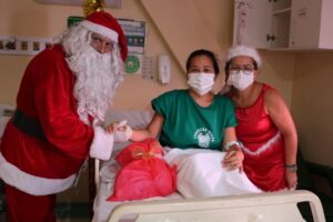 Pacientes da FCecon recebem visita do Papai Noel