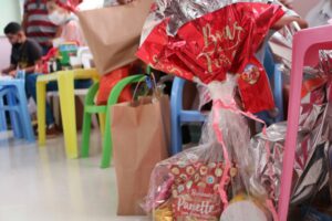 Crianças em tratamento na FCecon participam de atividade especial de Natal