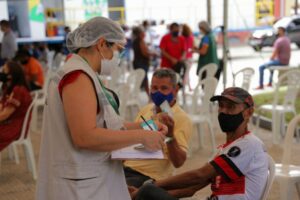Governo reduz para três meses intervalo para dose de reforço contra Covid-19 para pessoas a partir de 60 anos