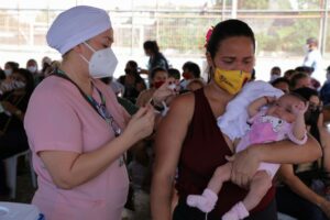 Carreta Vacina Amazonas aplicou mais de 1,2 mil doses no primeiro dia de ação na zona norte de Manaus