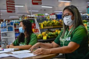 Profissionais do Projeto RespirAR participam do último dia de vacinação nos supermercados de Manaus