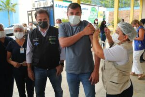 Ao receber 3ª dose na Carreta Vacina Amazonas, Wilson Lima convoca população para atualizar esquema vacinal