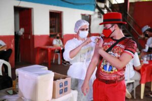 ‘Pra Sambar Tem que Vacinar’: campanha atrai comunidade do samba para completar esquema vacinal contra Covid