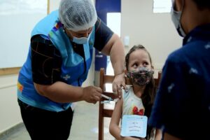 Governo do Amazonas incentiva vacinação de crianças com carona, espaços lúdicos e lanche para o público