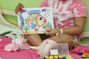 Fevereiro Laranja: criança descobre na arte uma ferramenta para lutar contra leucemia
