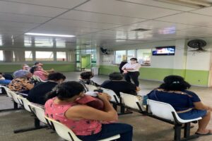 Fevereiro Roxo: SES-AM realiza ação de conscientização sobre Alzheimer, fibromialgia e lúpus