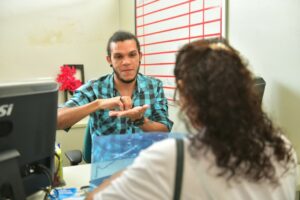 Unidades de Saúde do Estado vão capacitar profissionais para inclusão de Libras no atendimento