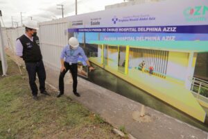 Secretário de Saúde visita obra de parada de ônibus em frente ao Hospital Delphina Aziz