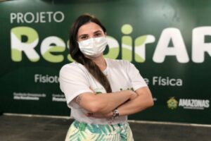 Força e determinação marcam história da fisioterapeuta que trabalhou na linha de frente contra a Covid-19