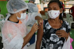 Amazonas aplica a quarta dose da vacina contra Covid em idosos acima de 70 anos a partir deste sábado (19/03)