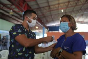 Covid-19: Estado orienta aplicação da segunda dose de reforço em pessoas a partir de 50 anos e profissionais d