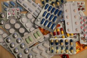 Farmacêutica da SES-AM alerta sobre uso racional de medicamentos