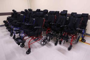 Governo do Amazonas entrega cadeiras de rodas adaptadas para pacientes do CER III
