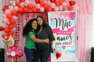 FVS-RCP antecipa homenagem do Dia das Mães e funcionárias eternizam momento em mural de fotos