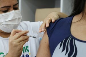 Abril teve os menores indicadores de casos e óbitos por Covid-19 desde janeiro de 2022
