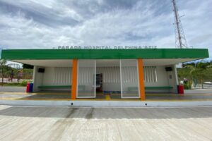 Nova parada de ônibus moderna e segura é instalada em frente ao Hospital Delphina Aziz