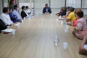Wilson Lima anuncia auxílio alimentação de R$ 600 e correção de 9,06% em datas-bases a servidores da saúde