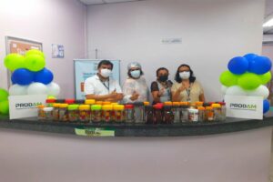 Colaboradores da Prodam doam frascos de vidro ao Banco de Leite Humano da Maternidade Ana Braga