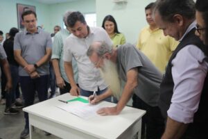 Wilson Lima firma convênio para reabertura do Hospital Padre Colombo em Parintins