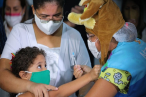 Amazonas recebe 22,8 mil doses de vacina contra a Covid-19 autorizadas para crianças acima de 3 anos de idade