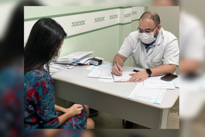 Maio Roxo: Com alerta sobre as doenças Inflamatórias Intestinais, Policlínica Codajás realiza ação em saúde