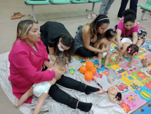 Policlínica Codajás ensina técnicas de massagem indiana para o relaxamento e alívio de dores nos bebês