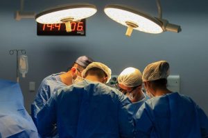 ‘A minha vitória chegou’, diz paciente que recebeu rim do marido no 45º transplante renal do ano realizado pelo Governo do Amazonas