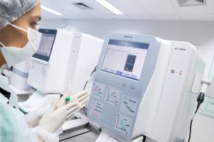 Governador Wilson Lima moderniza e amplia capacidade de laboratório do Hospital Delphina Aziz com novos equipamentos