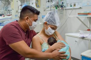 Após dois meses de internação, bebê indígena que fez transfusão intrauterina na maternidade do Estado recebe alta