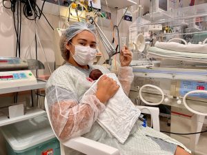 UTI Neonatal do Instituto Dona Lindu adota extração de leite materno à beira do leito para fortalecer vínculo entre mãe e bebê