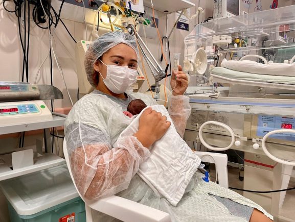 UTI Neonatal do Instituto Dona Lindu adota extração de leite materno à beira do leito para fortalecer vínculo entre mãe e bebê