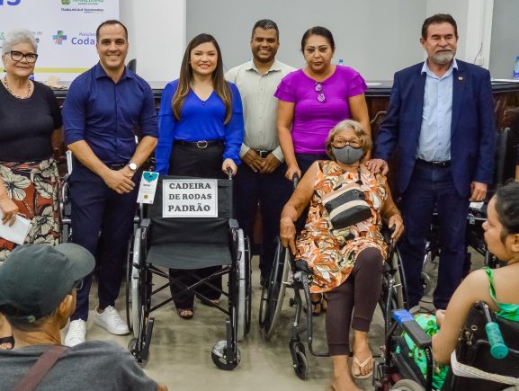 Governo do Amazonas entrega, na Policlínica Codajás, equipamentos de mobilidade e a primeira Sala de Residência da UEA