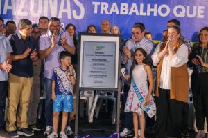 Moradores da zona centro-oeste comemoram reinauguração do Caic José Carlos Mestrinho